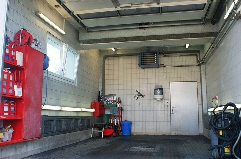 Un garage vide avec une étagère rouge sur le mur