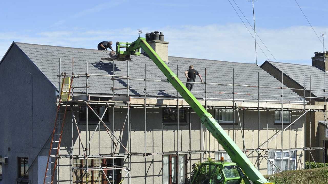 Échafaudage devant une maison pour des travaux de toiture