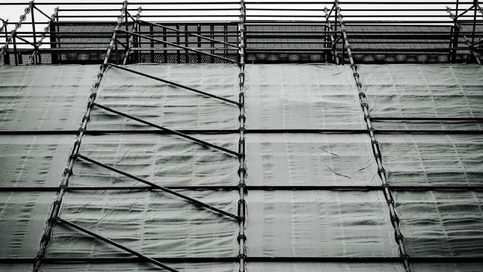 Échafaudage en façade avec pare chute