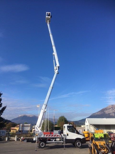 Camion nacelle avec bras étendu au max de sa hauteur
