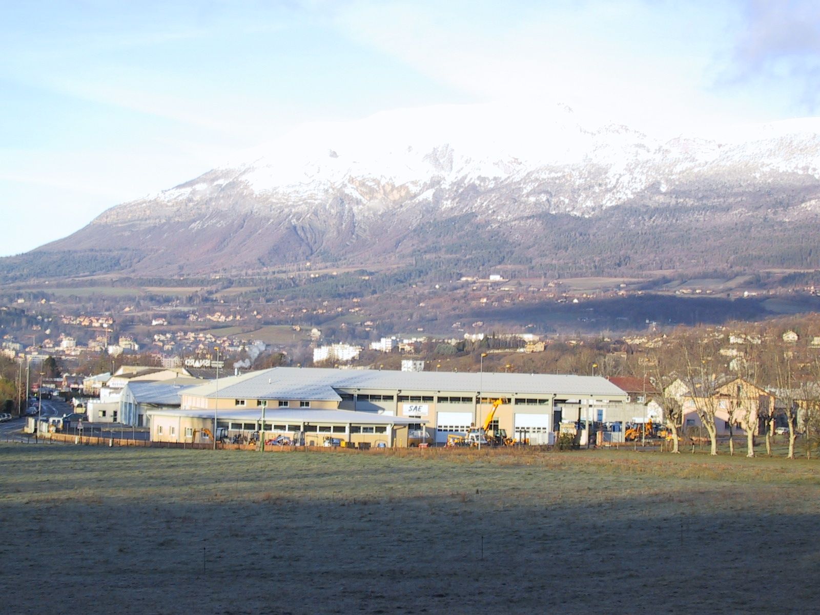 Vue arrière des locaux de SAE Matériel