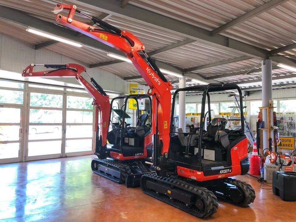 2 mini pelle Kubota rouges et neuves dans l'espace de vente SAE