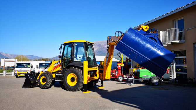 Tracteur JCB avec bras arrière et godet bleu
