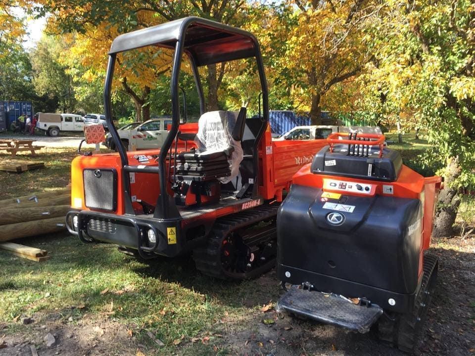 Matériel de la marque Kubota dans un espace vert