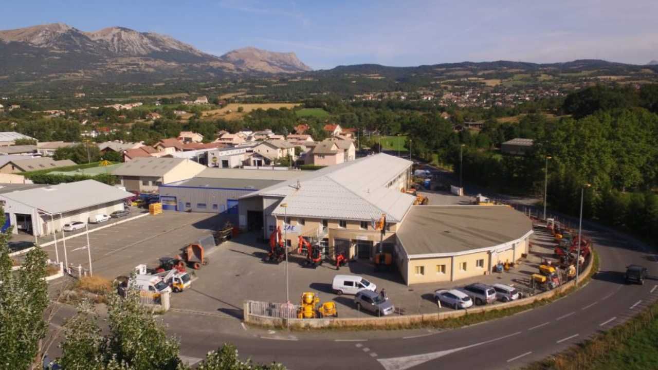 Vue aérienne du parc matériel et des locaux de SAE Matériel