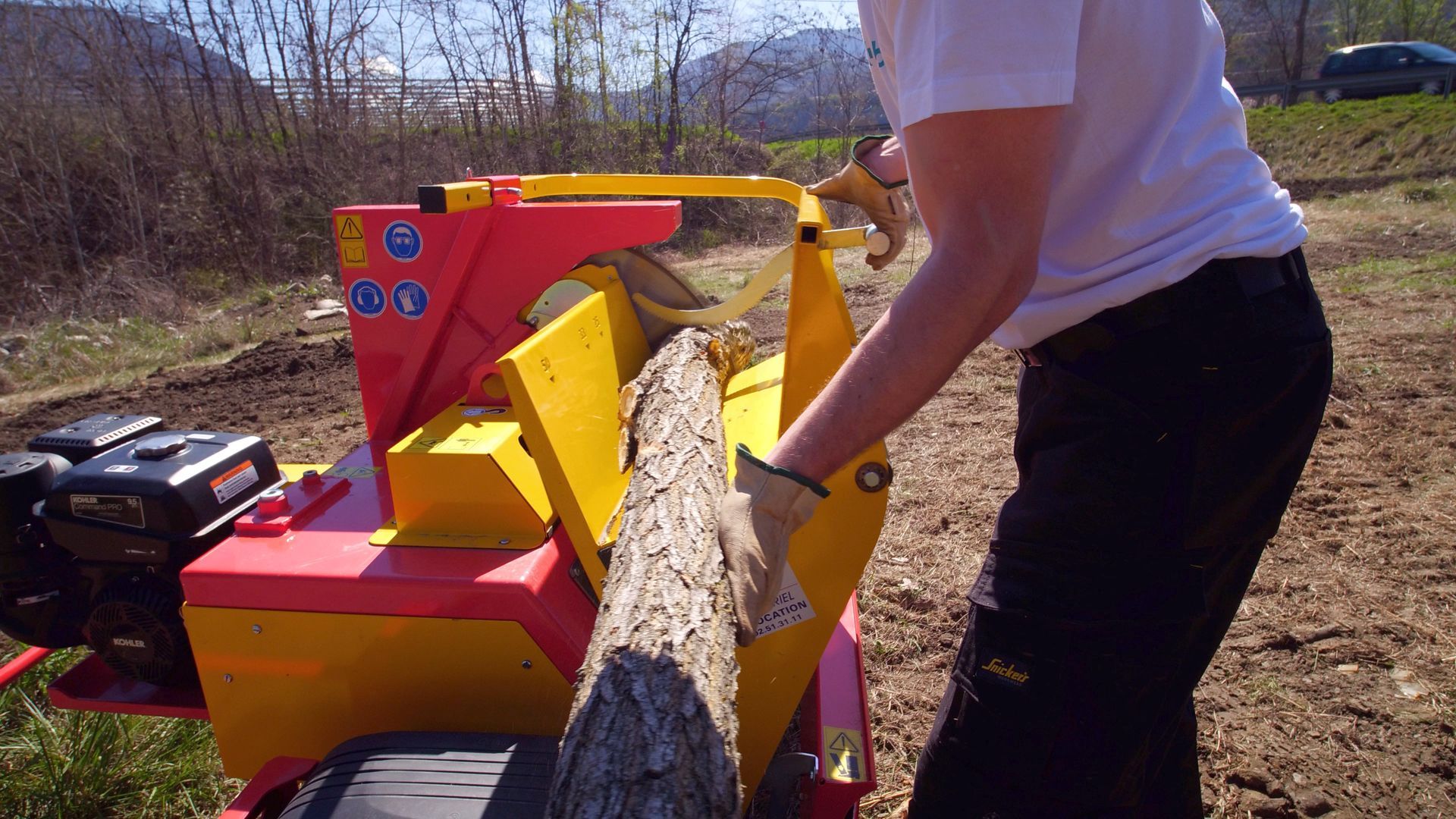 Utilisation d'une scie circulaire thermique pour couper un tronc