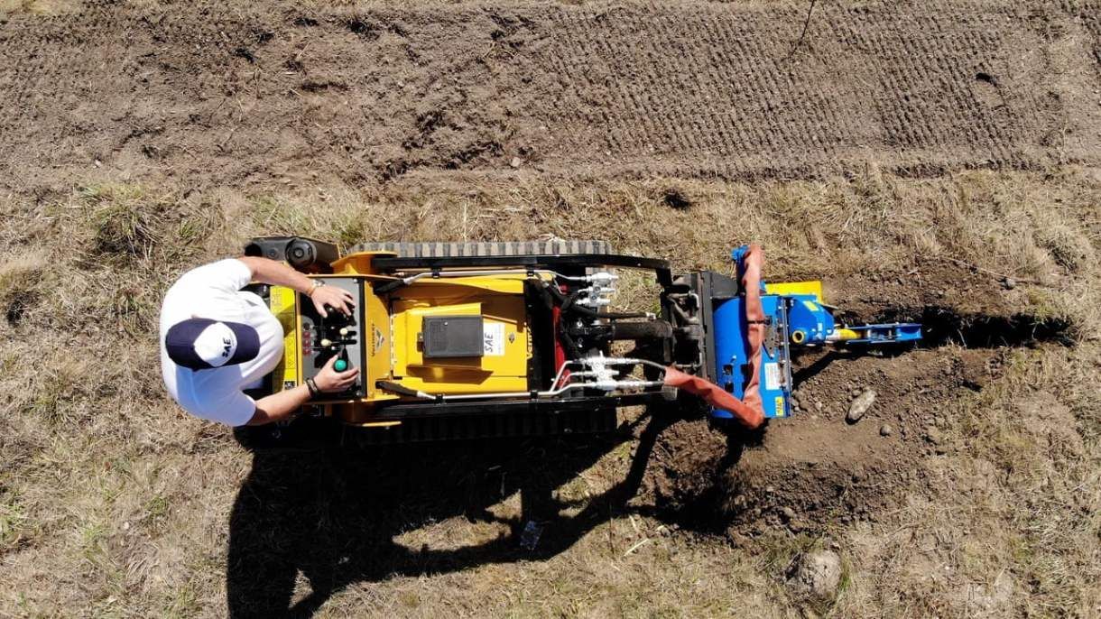 Vue de dessus d'un homme utilisant une trancheuse 