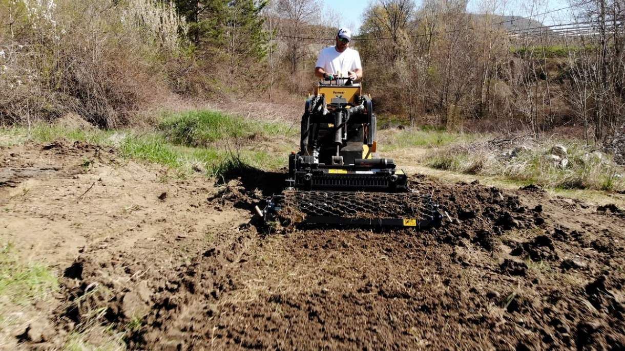 Utilisation d'une trancheuse pour préparer un terrain