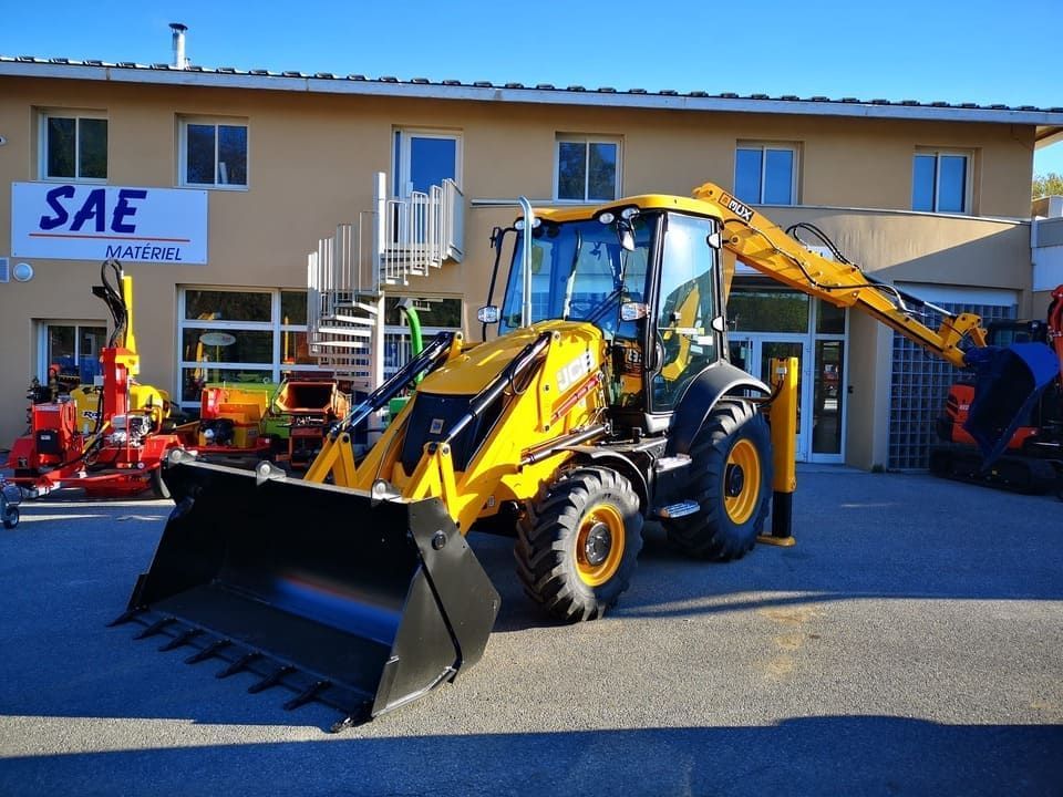Chargeur JCB avec godet avant et bras pelleteuse arrière
