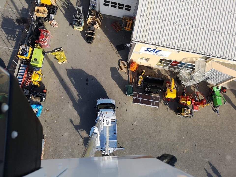 Vue depuis une nacelle à pleine hauteur du dépôt de SAE Matériel