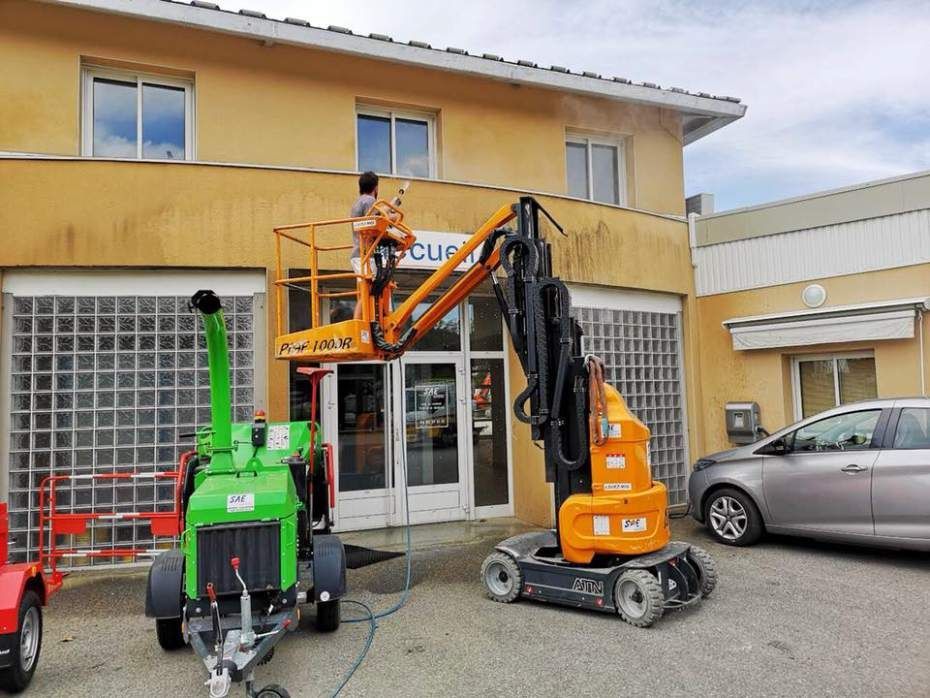 Nettoyage haute pression d'une façade à l'aide d'une nacelle élévatruce