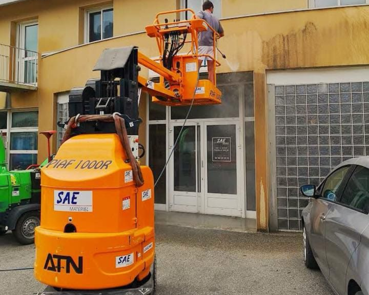 Utilisation d'une nacelle élévatrice pour un nettoyage de façade en hauteur