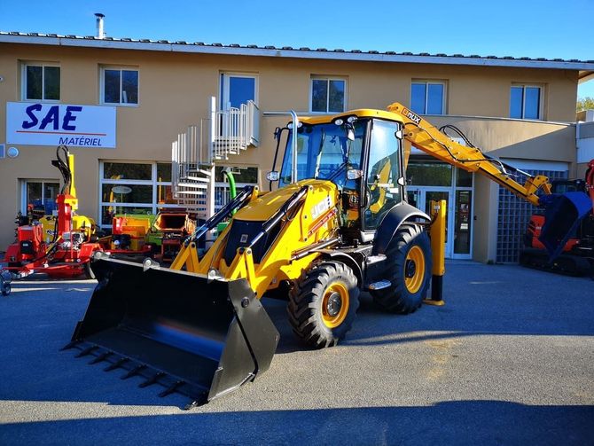 Tracteur avec godet chargeur JCB