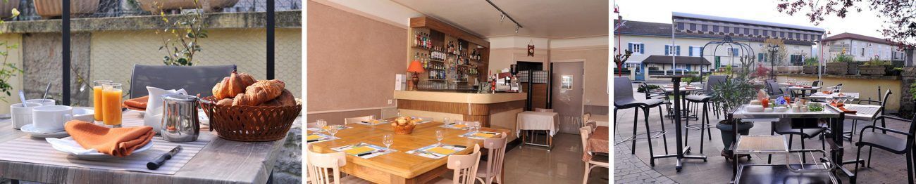 Tables de petit-déjeuner avec nourriture et boissons. Espaces intérieurs et extérieurs.