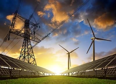 Im Hintergrund sind Solarmodule und Windräder zu sehen.