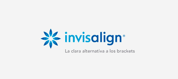 El logotipo de Invisalign está sobre un fondo blanco.