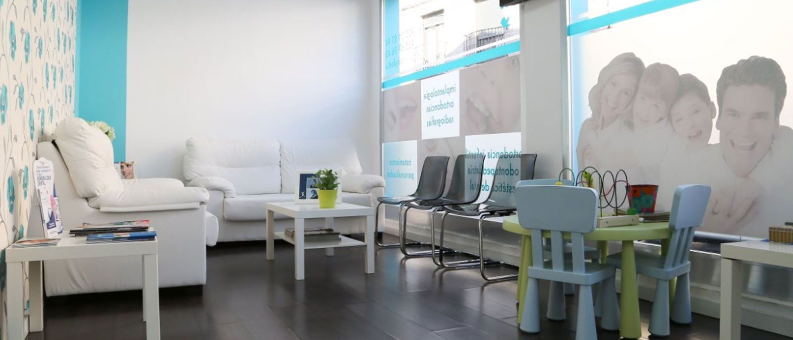 Una sala de espera con una foto de una familia en la pared.