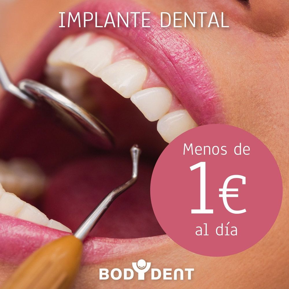 Una mujer se está haciendo examinar los dientes por un dentista.