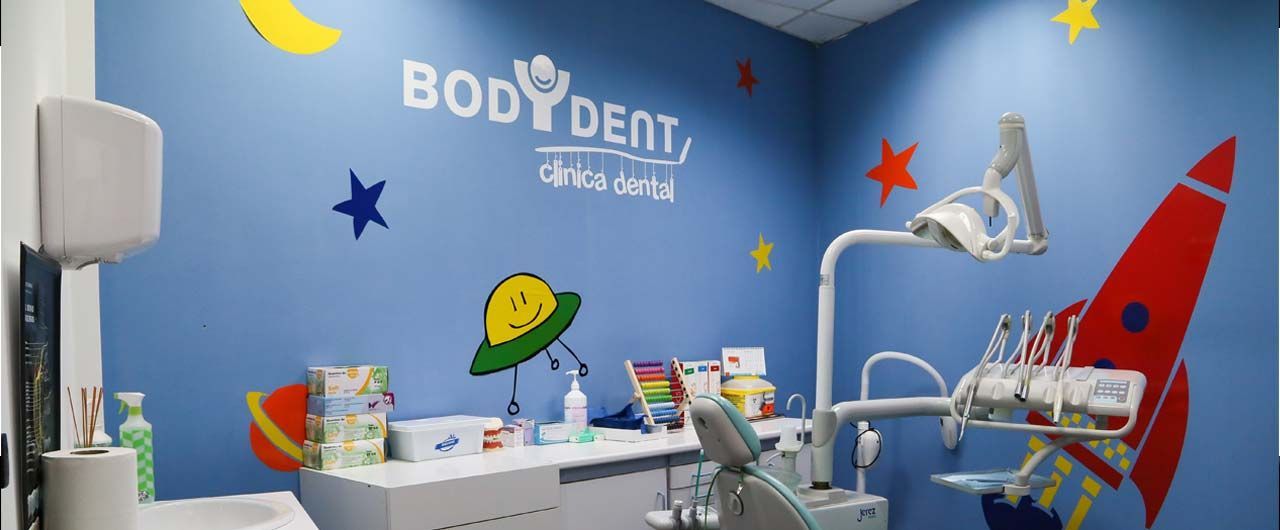 Un consultorio dental con un cohete pintado en la pared.