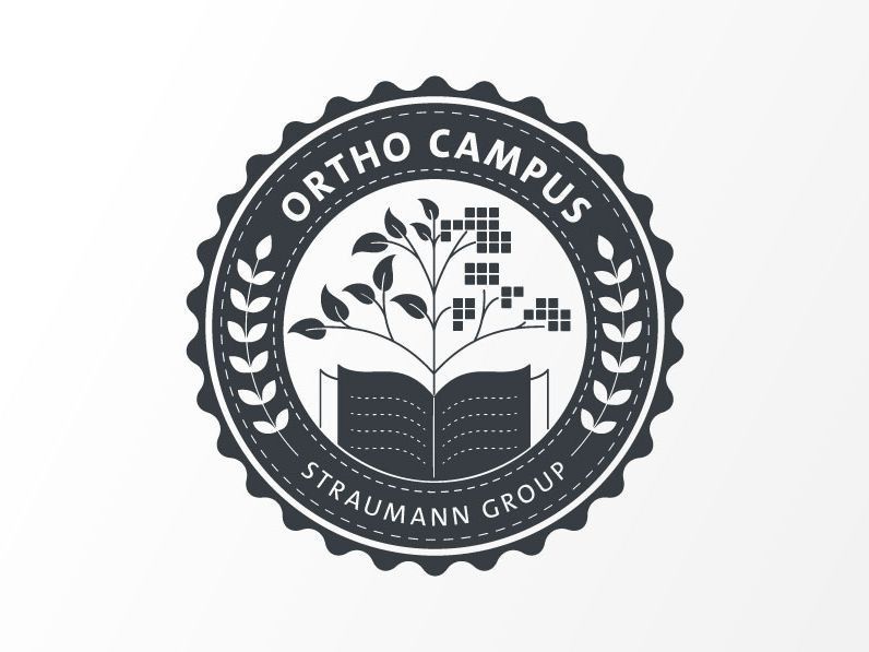 Un primer plano de la boca de una mujer con aparatos dentales.