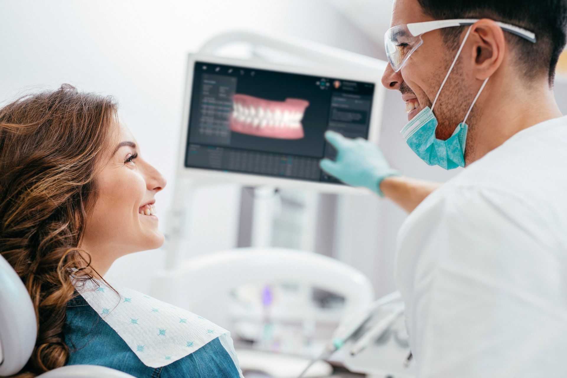 Un primer plano de la boca de una mujer con aparatos dentales.