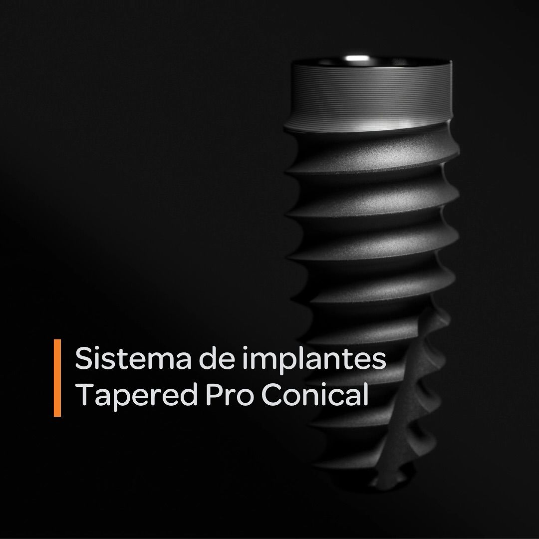 Dos implantes dentales están colocados uno encima del otro sobre una superficie azul.