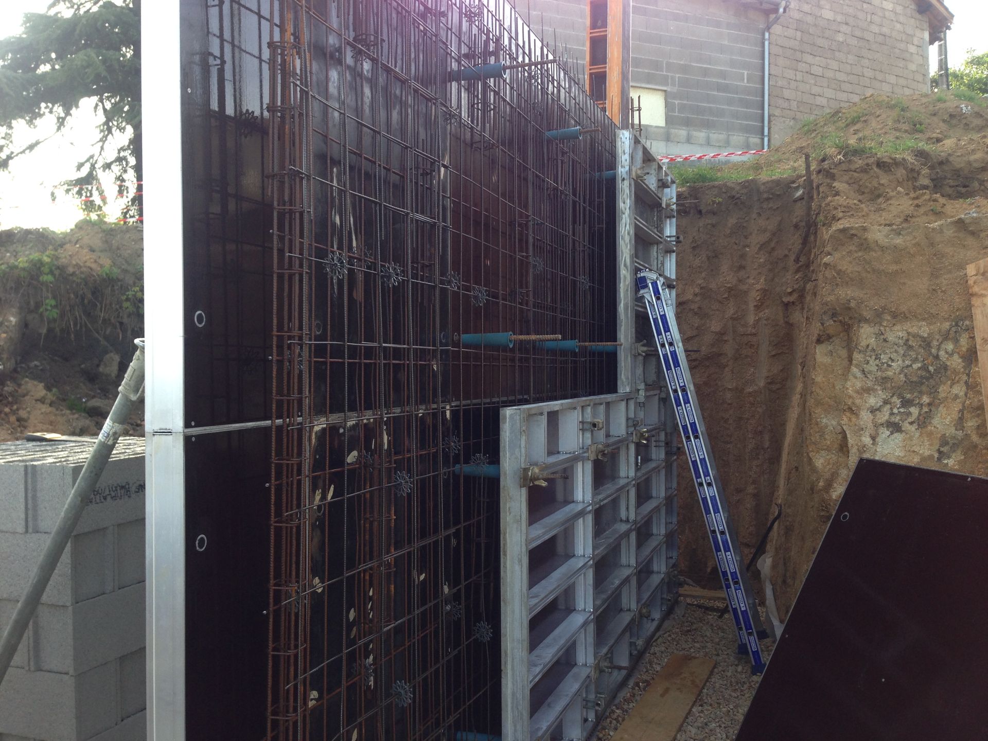 Coffrage en béton armé, préparé pour le coulage du béton, en extérieur.