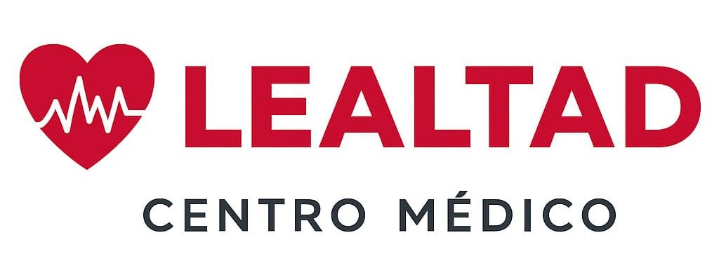 Logotipo de LEALTAD Centro Médico con corazón rojo y línea de ECG blanca sobre fondo blanco.
