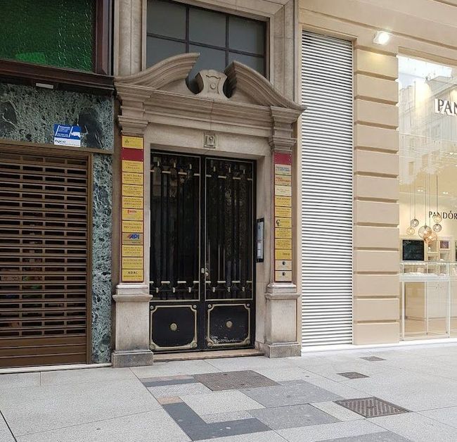 Un edificio con el número 14