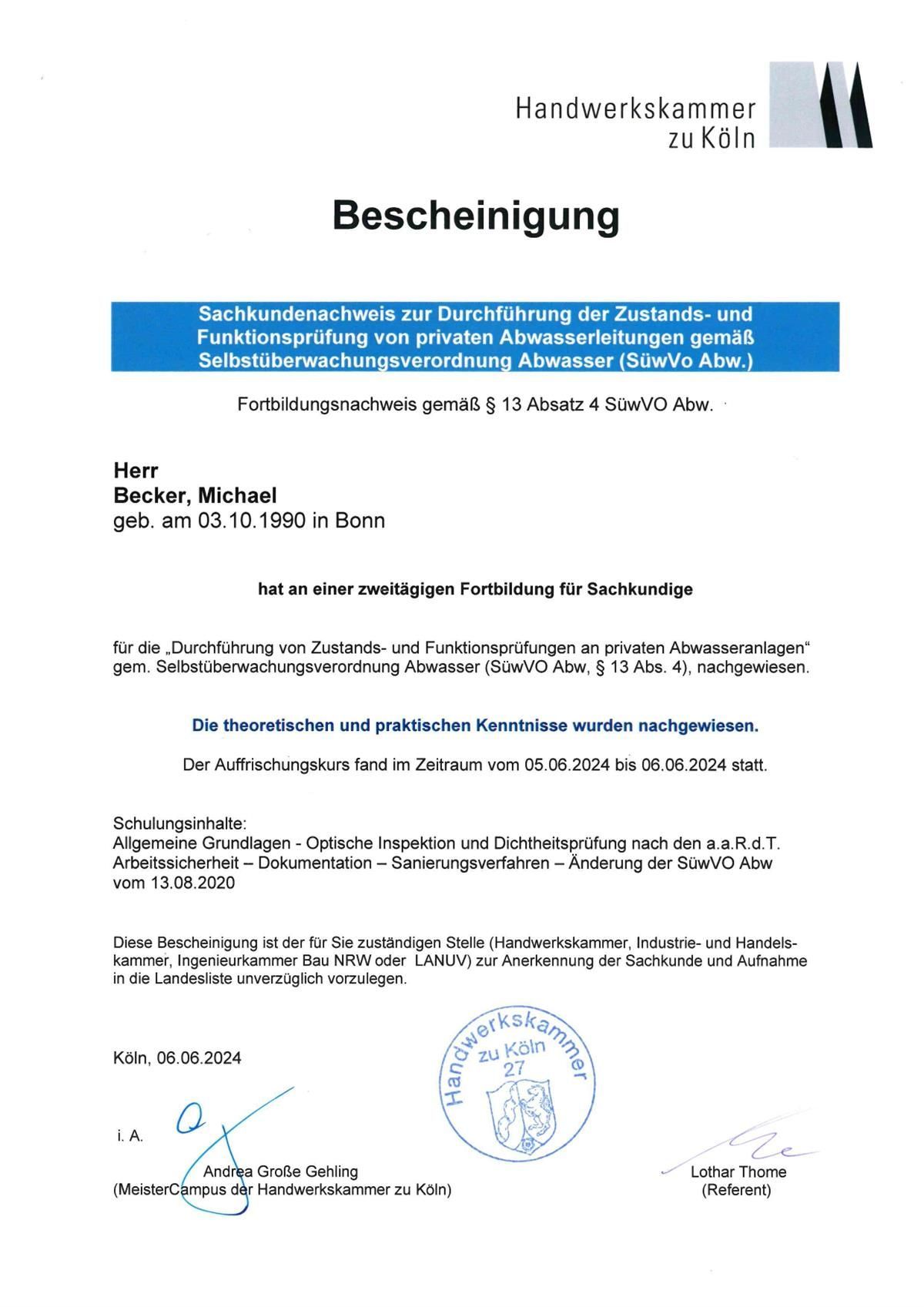 Eine blau-weiße Urkunde mit einer Unterschrift darauf.