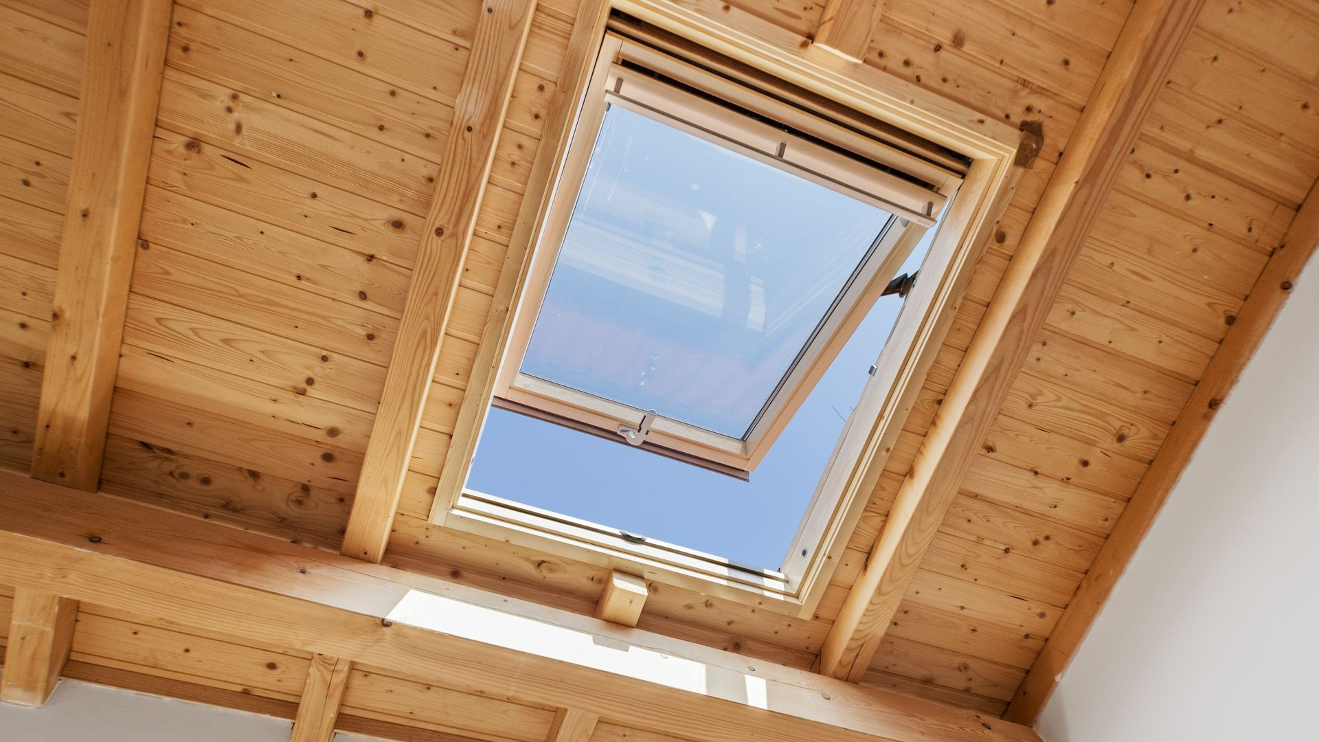Toit en bois et une fenêtre de toit ouverte