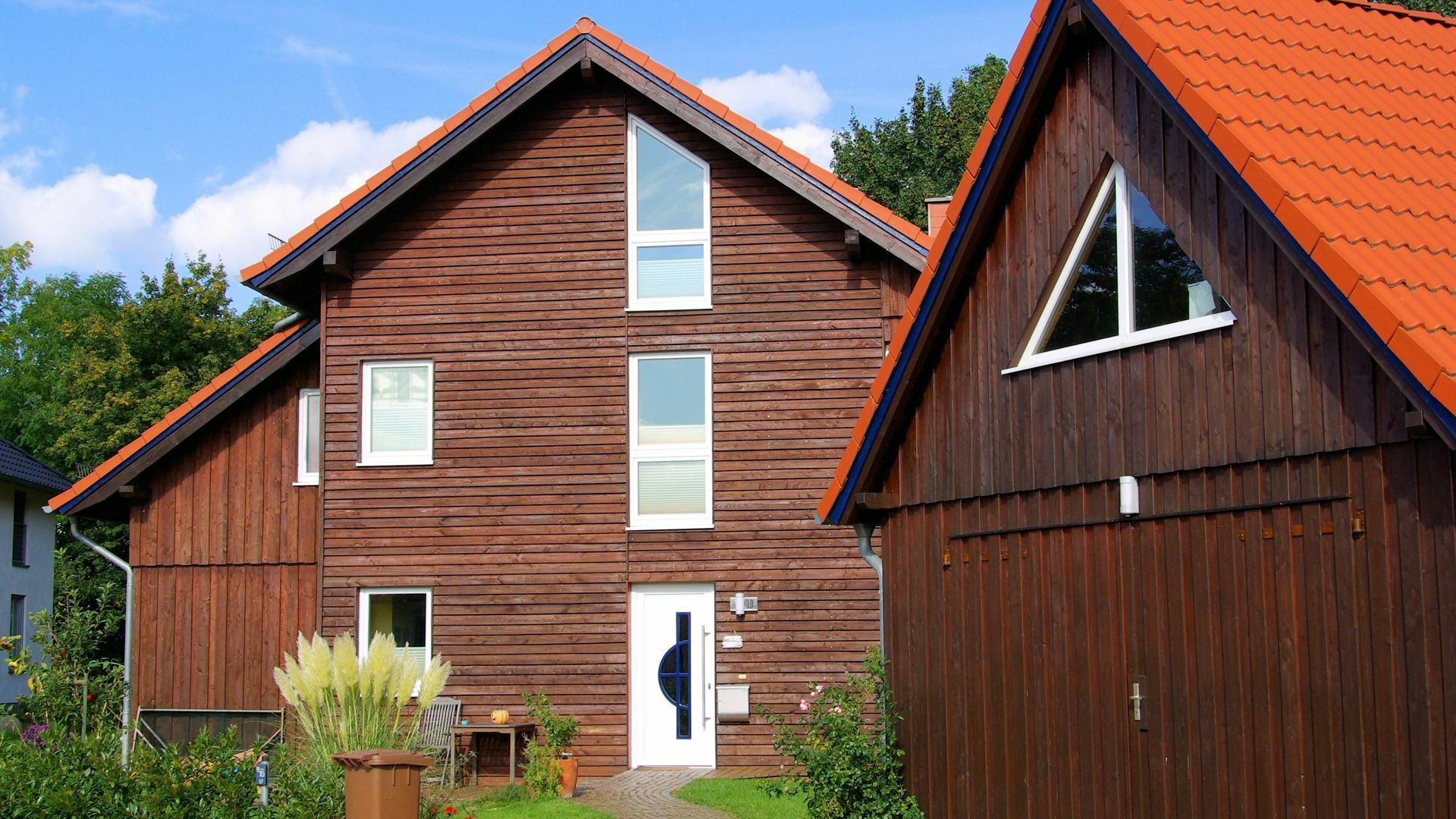 Deux habitations avec une façade de type bardage en bois