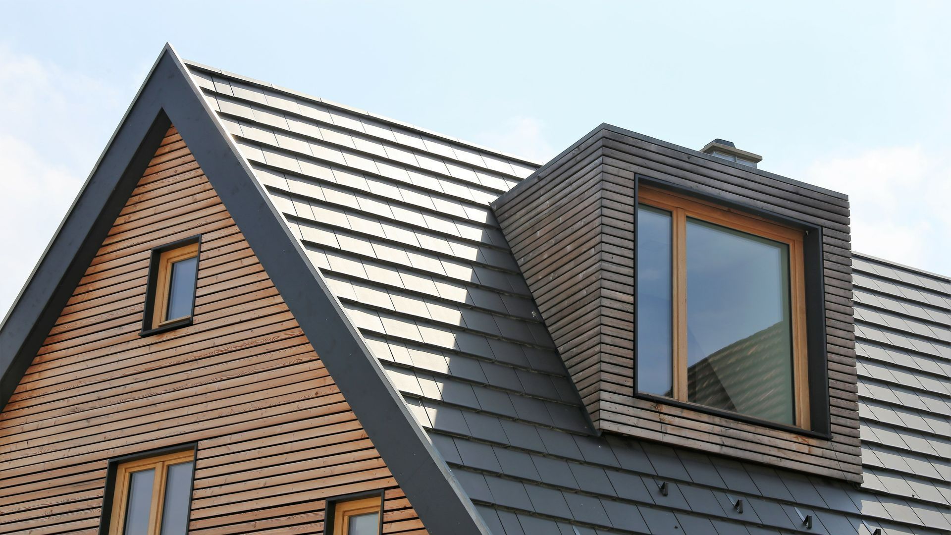 Fenêtre de toit et une façade en bois réalisée par des professionnels