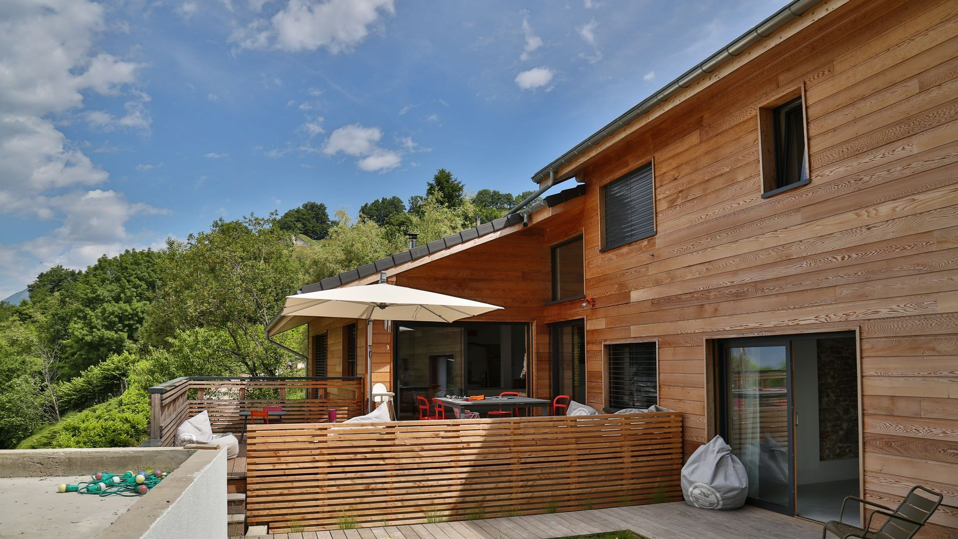 Une maison entièrement isolée avec du bardage en bois