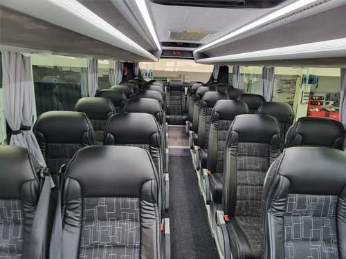 Ein großer weißer Bus parkt am Straßenrand.