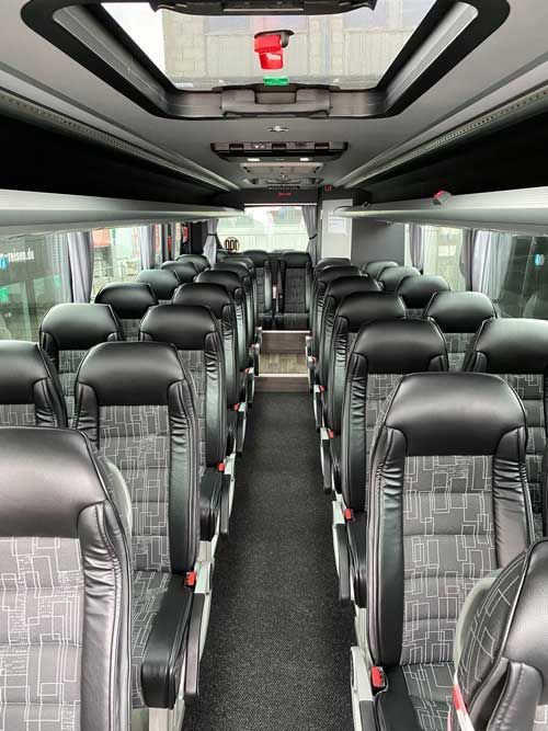 Ein großer weißer Bus parkt am Straßenrand.