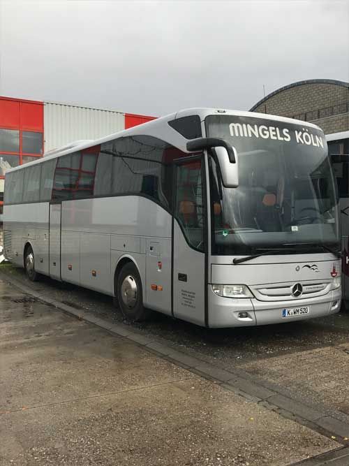 Das Innere eines Busses mit roten und weißen Sitzen.