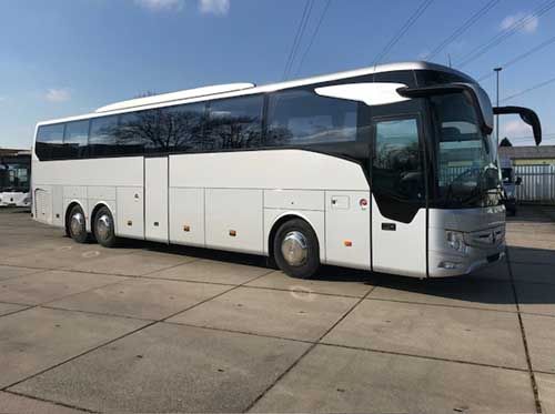 Das Innere eines leeren Busses mit vielen Sitzplätzen.