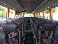 Das Innere eines leeren Busses mit vielen Sitzplätzen.