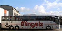 Ein Mingels-Bus steht vor einem Gebäude.