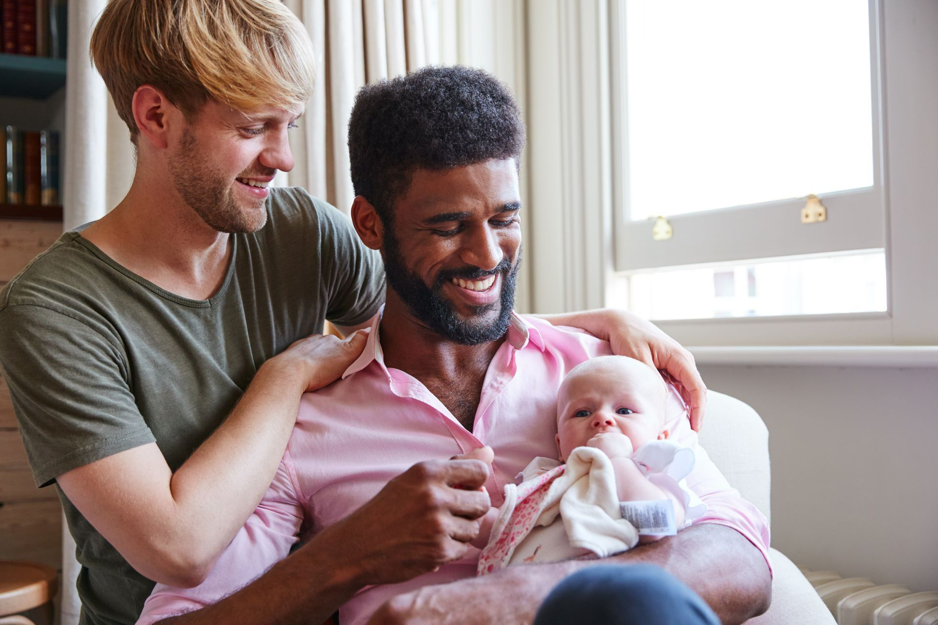 Parents adoptifs avec leur enfant