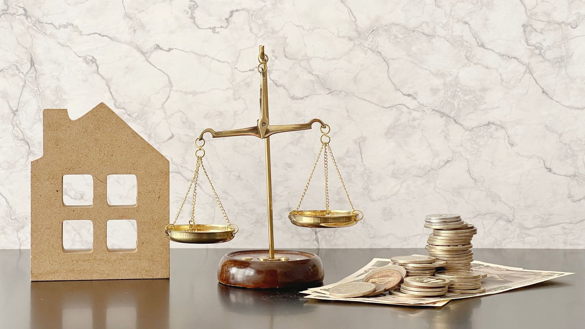 Une maison, une balance et de l'argent