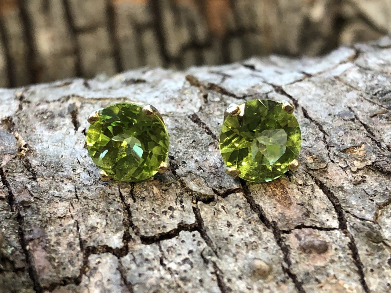 Paire de boucles d'oreilles en or jaune 750/1.000ème serties de 2 Péridots taille brillant .