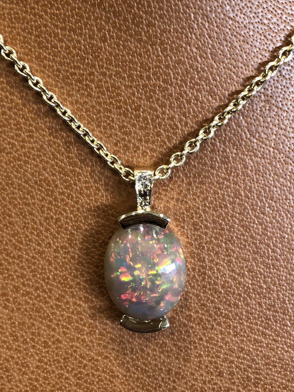 Pendentif opale Éthiopienne et collier or 750/1 000ème.