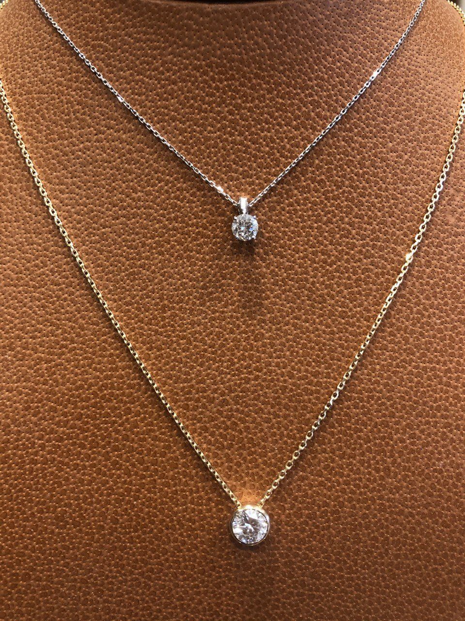 Pendentifs Diamants - différents choix de montage et tailles de Diamants en boutique - Chaines en or 750/1 000ème.