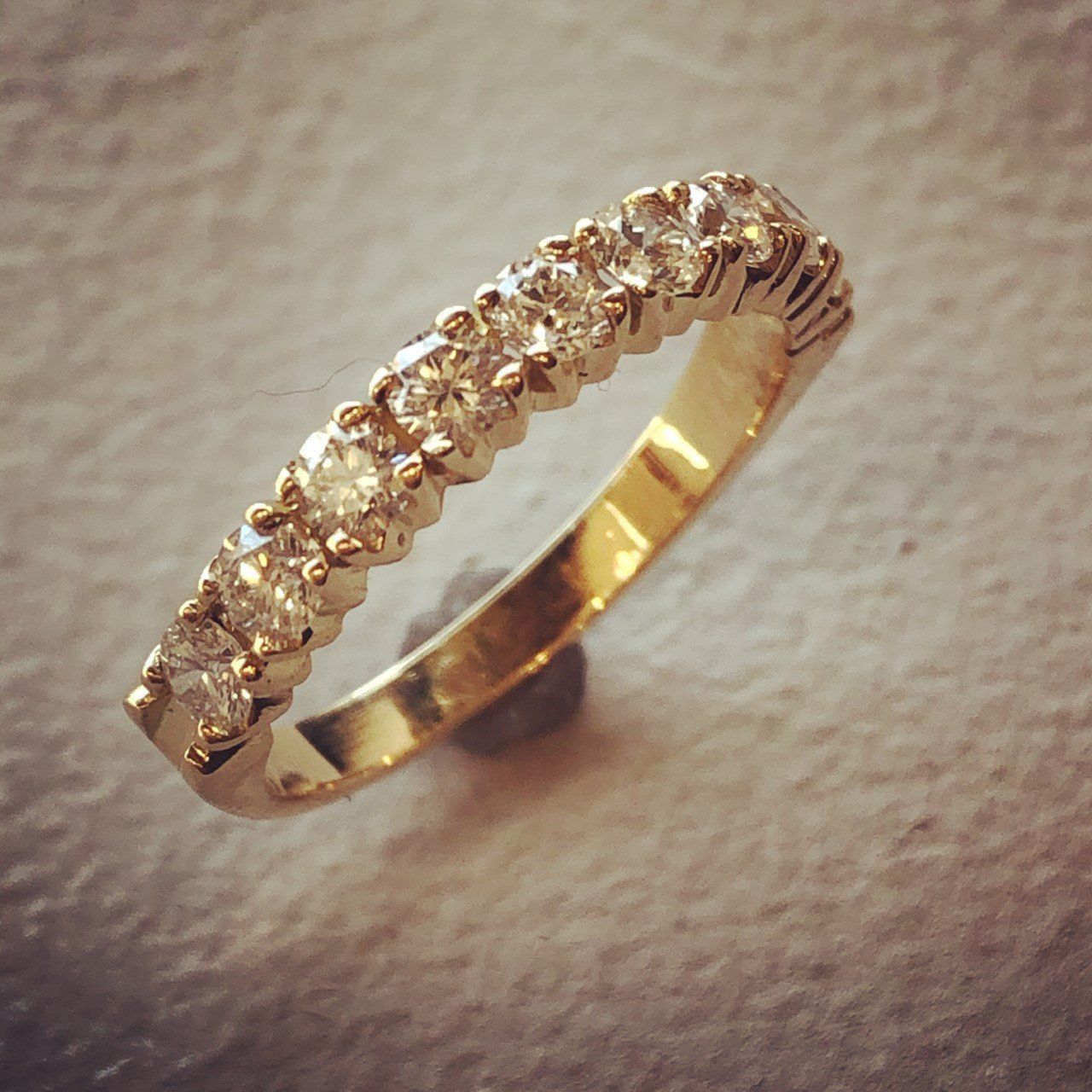 Alliance diamants or jaune 750/1 000 ème - différents choix de montage et tailles de Diamants en boutique.