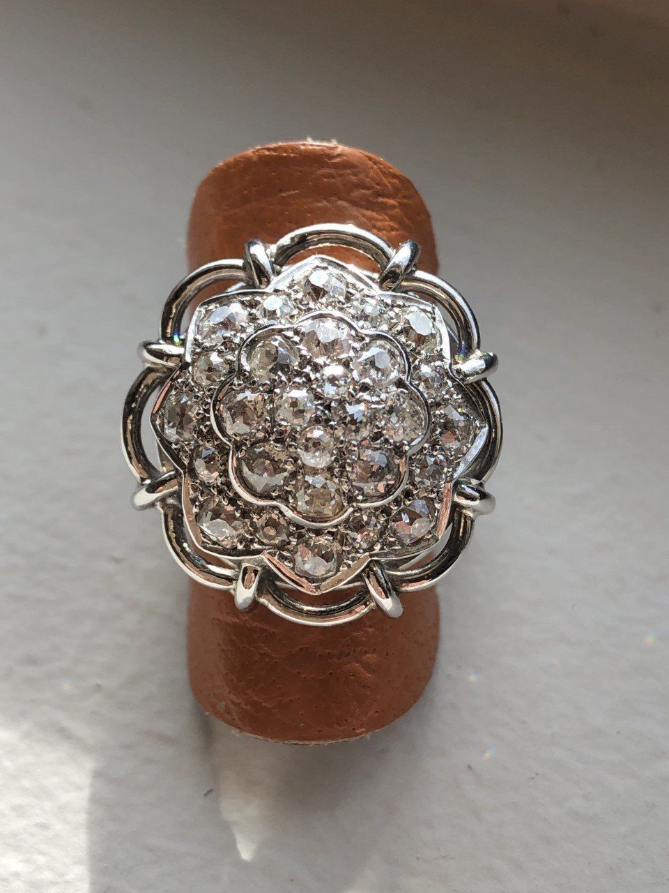 Bague style ancien avec Diamants en or blanc 750/1 000ème.