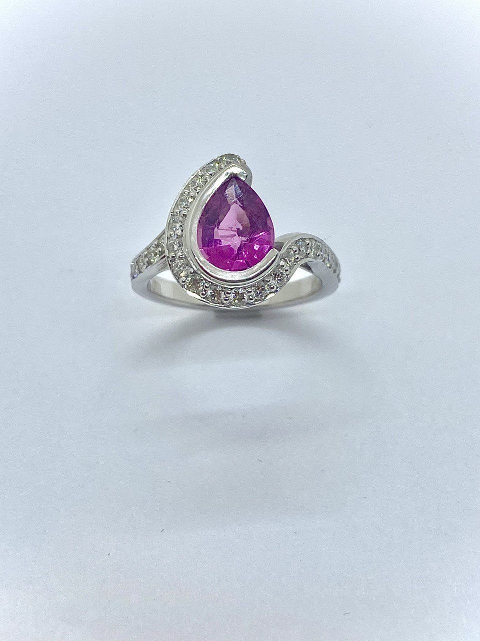 Bague en or blanc 750/1000ème sertie en son centre d'une Tourmaline rose épaulée de 27 diamants.