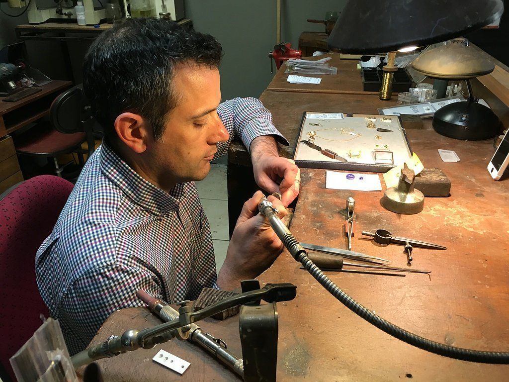 Maxime Barge en train de travailler un bijou