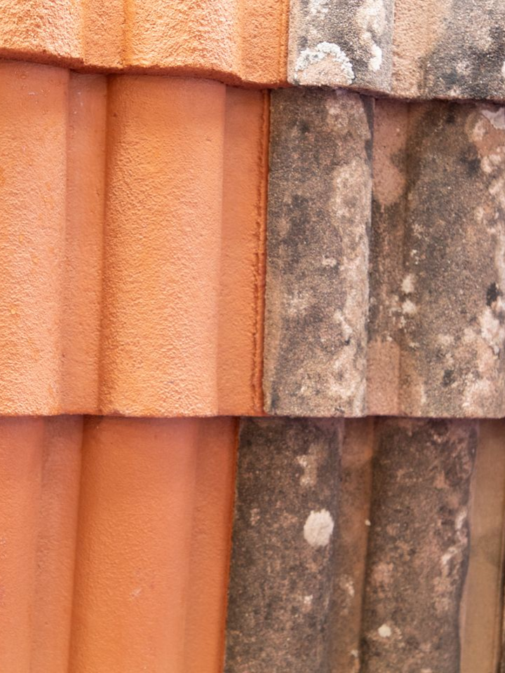 Tuiles propres à gauche et tuiles sales à droite